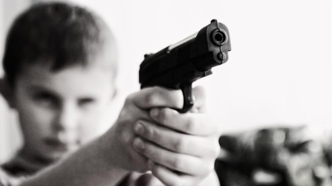 8 yaşlı oğlan atasının sevgilisinin uşağını öldürdü