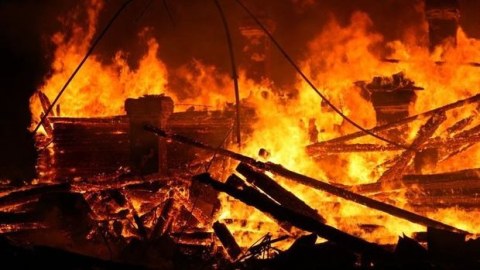 Bakıdakı yanğında əkiz bacılar öldü, 5 yaralı var