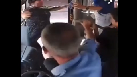 Sərnişini təpikləyən avtobus sürücüsü işdən çıxarıldı