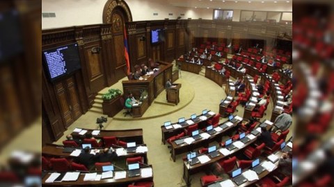 Ermənistan parlamentində qalmaqal: deputat istefa verdi