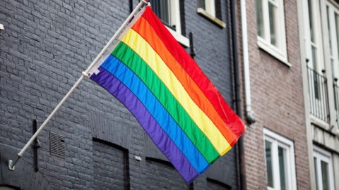 Məscidin divarına LGBT bayrağı asıldı