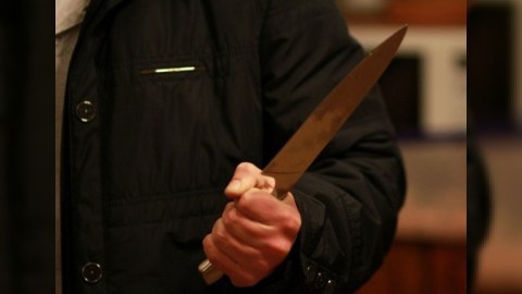 Şəmkirdə kişi həyat yoldaşını bıçaqladı