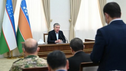 Mirziyoyev müşavirə keçirdi: sakinlərlə görüşdü 