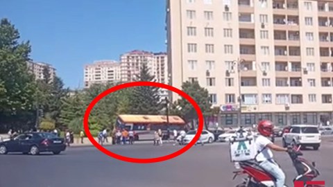 Bakıda sərnişin avtobusu qəzaya düşdü - FOTO