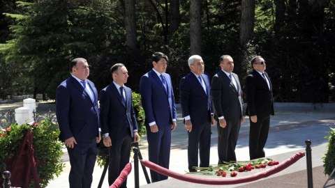 Dövlət Komitəsinin rəhbərliyi Fəxri xiyabanı ziyarət edib