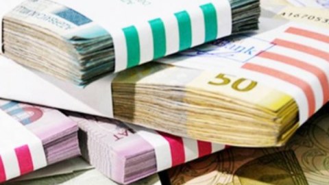 Büdcədə 1 milyard manatdan çox profisit yarandı