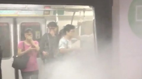 Metroda telefon tüstülədi - Sərnişinlər qatardan düşürüldü