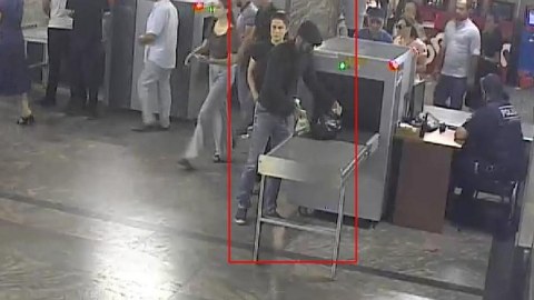 Metroda balta ilə insanları hədələyən şəxs SAXLANILDI