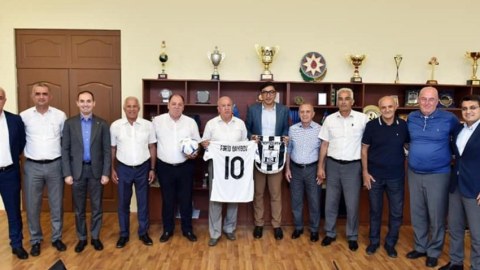 Nazir veteran futbolçularla görüşdü - FOTO