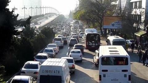 20 avtobus tıxacda qalıb