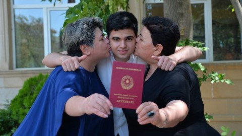 1751 məzun məktəbi FƏRQLƏNMƏ ilə bitirib