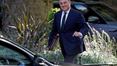 Britaniyanın müdafiə naziri Baş nazir olmaq istəmədi 