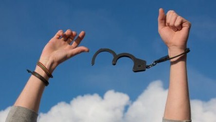 Kral minə yaxın məhbusu əfv etdi