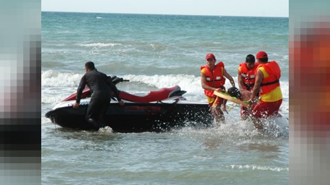 Dənizdə batan 5 nəfər xilas edildi