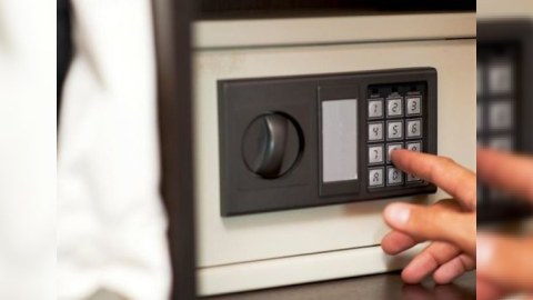 Evdə seyfdən 130 min manat oğurlandı