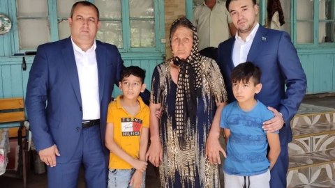Deputatlar özünü yandıran qazinin yasına getdilər 