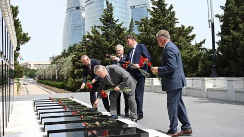 Litvalı parlamentarilər Şəhidlər xiyabanını ziyarət ediblər