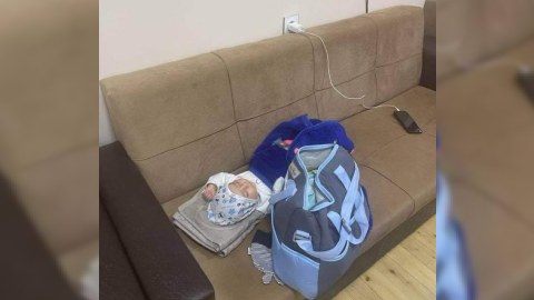 Anası imtahan verən körpə direktorun otağında yatdı - FOTO