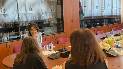 Ombudsman icra başçısının müavinin döydüyü məktəbli qızla GÖRÜŞDÜ