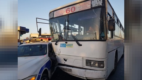 Avtobus polis maşınını vurdu