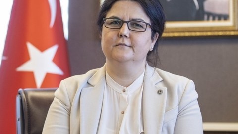 Türkiyəli nazir Fəxri və Şəhidlər xiyabanlarını ziyarət edib