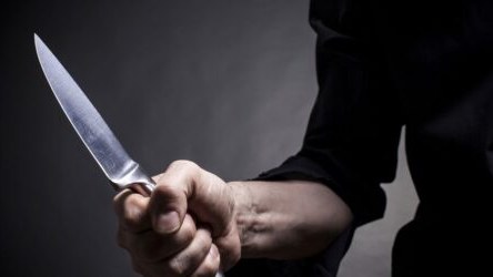 Oğul anasını bıçaqlayıb, yanındakı kişini öldürüb