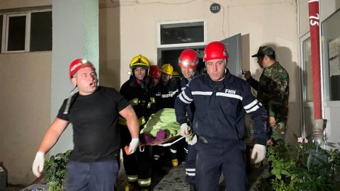 Yataq xəstəsi yanan binadan təxliyə edildi