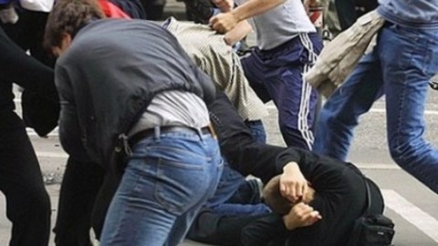 Bakı sakininə qarşı 4 nəfər quldurluq etdi