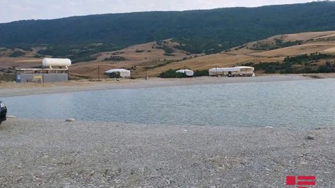 Şabranda iki nəfər göldə batdı