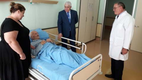Deputat Milli Qəhrəmanı xəstəxanada ziyarət etdi