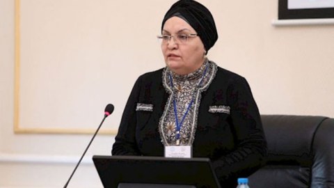 Şeyxin müavini gəlinini məhkəməyə verdi