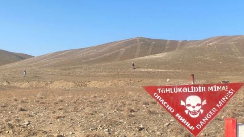 BQXK ANAMA-ya 500 ədəd mina xəbərdarlıq nişanı verib