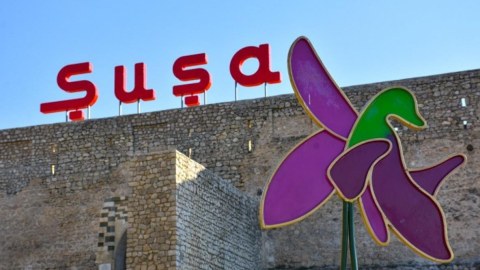 Şəhidlərimizin ruhu qarşısında baş əyirik - Şuşadan qayıdan jurnalistlər