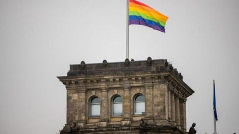 LGBT bayrağı parlament binasının üzərində dalğalandı 