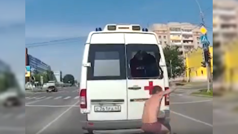 Xəstə ambulansın pəncərəsini sındırıb qaçdı