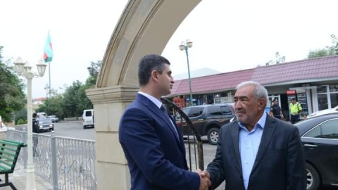 Yeni icra başçısı birinci Şəhid atası ilə görüşdü - FOTO