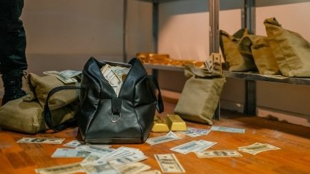 Vağzalda içində 20 mindən çox pul olan çanta oğurlandı