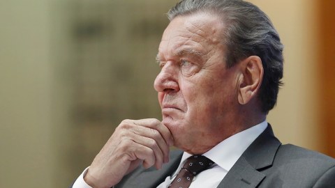 Şröder Moskvaya gəldi - Putinlə görüşə bilər