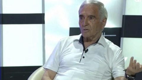 Xalq artisti söyüşə görə xanımından boşanıb