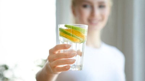 Səhərlər limonlu su içməyin FAYDALARI