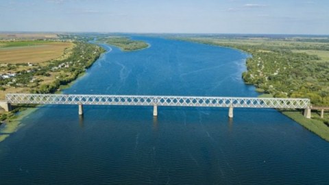 Ukrayna ordusu Xersonda dəmir yolu körpüsünə zərbə endirdi