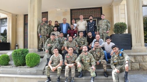 Deputat qazilərlə görüşdü - FOTO