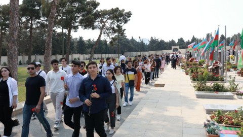 Diaspor gəncləri Fəxri və Şəhidlər xiyabanını ziyarət ediblər