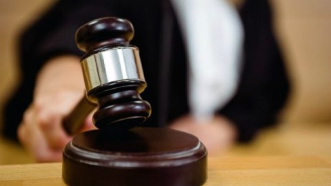 Keçmiş məmur məhkəmə zalından azadlığa BURAXILDI