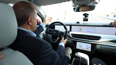 Ərdoğan Türkiyənin milli maşınını sürdü 