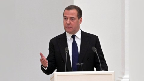 “Sülh bizim şərtlərimiz əsasında olmalıdır” - Medvedyev