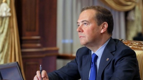 Medvedev Zelenskini Hitlerə bənzətdi