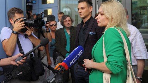 Müharibəyə etiraz edən rus jurnalistə ev həbsi verildi 