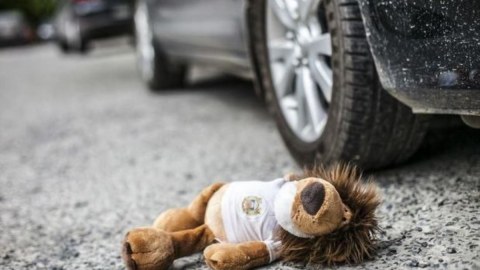 10 yaşlı uşağı maşın vurub öldürdü