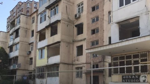 Bakıda yaşayış binası sökülür - FOTOLAR